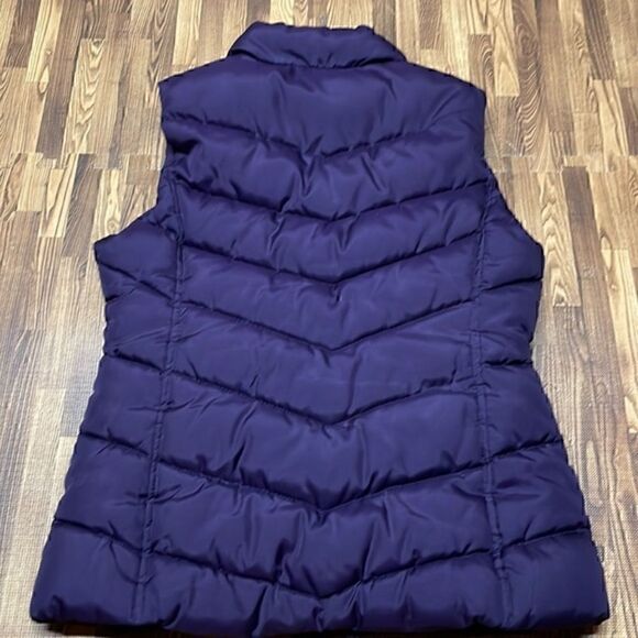 Gap woman’s dark purple puffer vest. Size XS. - Picture 5 of 8
